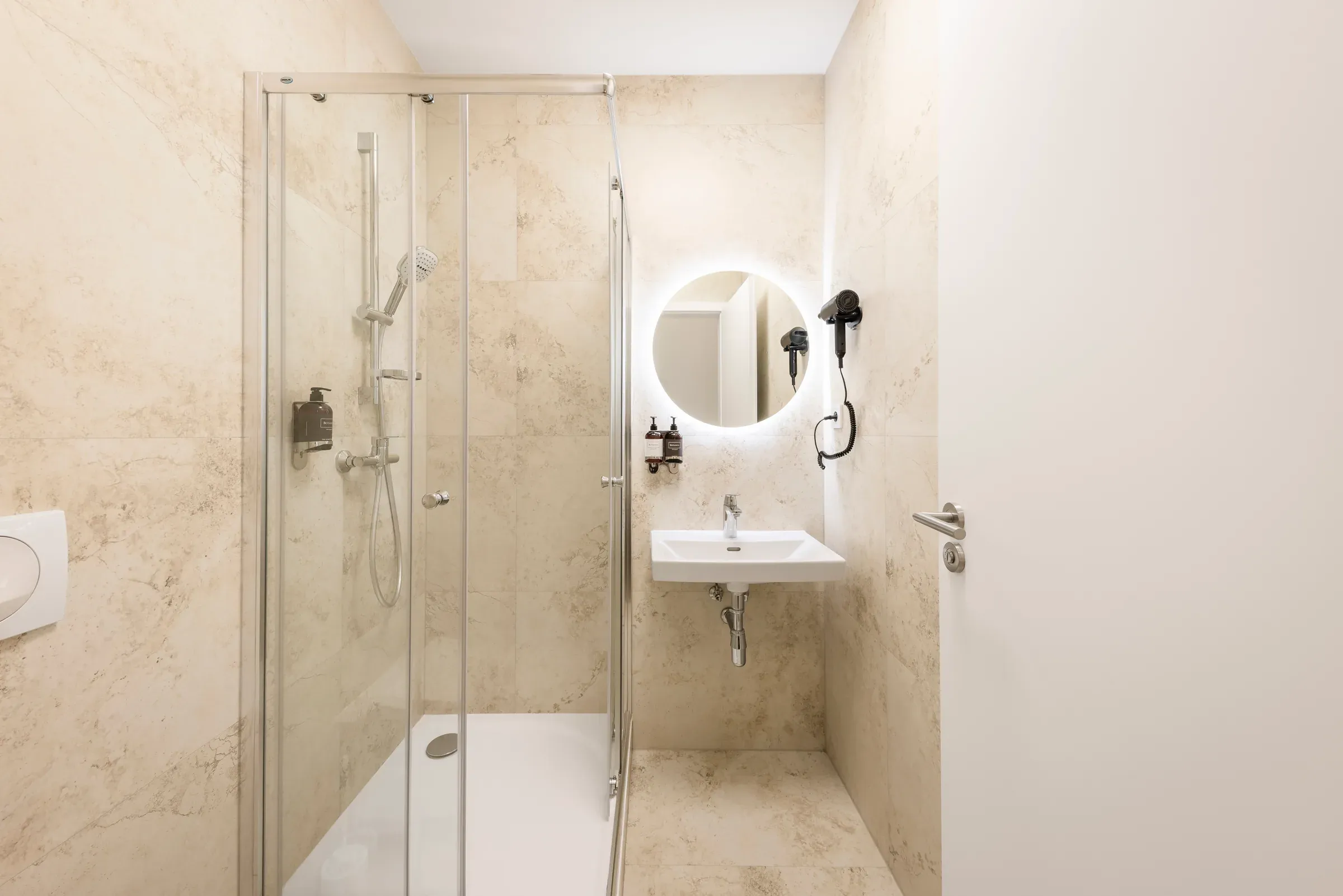 Standard Double/Twin Room — Photo 3